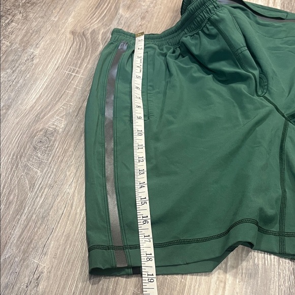 Lululemon Green Men's Athletic Shorts Size Large - Picture 11 of 11